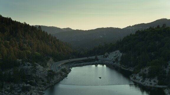 大坝和大桥的大熊湖加利福尼亚州在日落的阴影-空中
