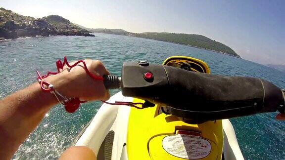 8月左右在希腊科孚岛举行的水上摩托运动比赛旅游休闲是科孚岛的主要收入来源美丽的碧水