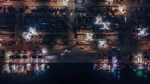 繁忙的工业港口集装箱船在夜间鸟瞰图