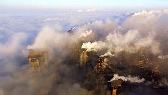 乌克兰马里乌波尔黎明时工厂被浓烟大雾包围