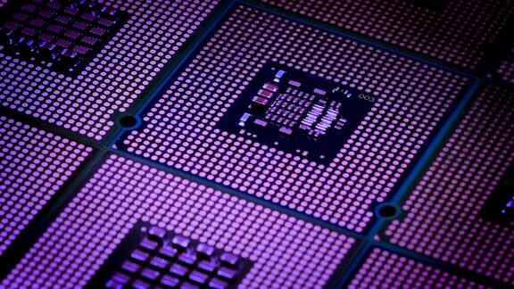 近距离聚焦于CPU芯片处理器在紫光照明的小车上旋转