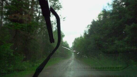 慢镜头:大雨溅到汽车挡风玻璃上