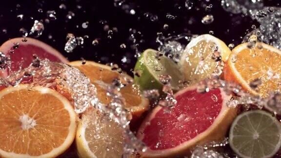 慢动作镜头的柑橘水果和水溅过柠檬青柠柚子片