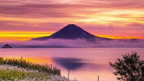 堪察加半岛日出时的火山