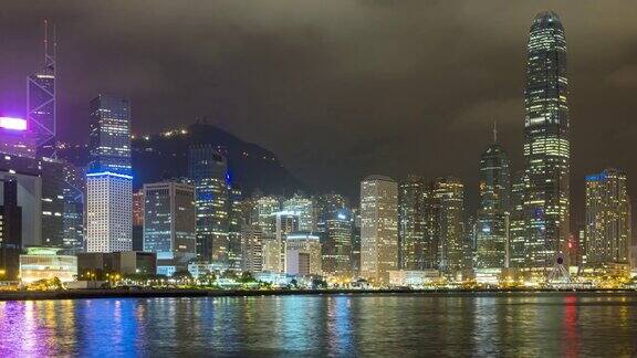 4K时间推移:香港城市香港的夜晚与快速的云