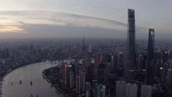 日落时上海地平线的鸟瞰图