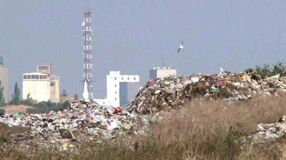 垃圾堆背景中的工业工厂环境污染