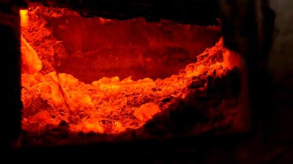 旧炉子里的热煤