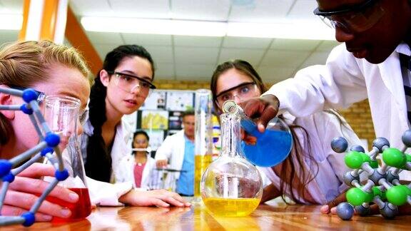 小学生在实验室里做化学实验
