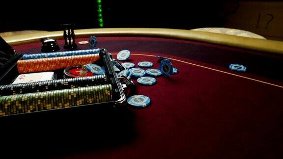 手提箱里装着扑克筹码的扑克桌在赌场里掉在桌子上用于赌博的扑克筹码