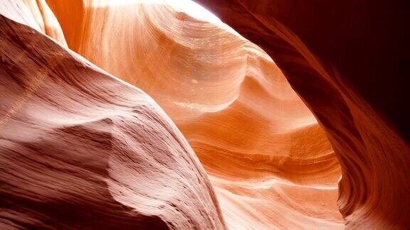 美丽狭窄的峡谷与红色光滑和波浪形的岩石雕刻的水