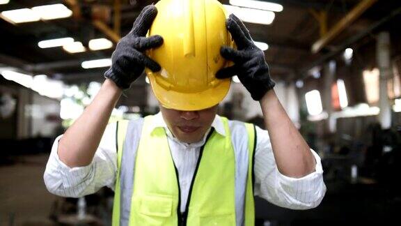 工程师戴安全帽在工厂里行走
