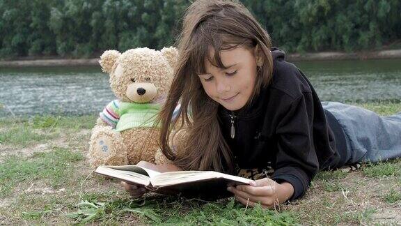 一个孩子正在读一本大自然的书