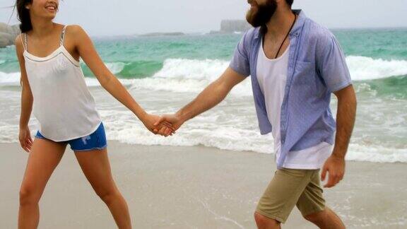 正面视图白种人夫妇散步手牵手在海滩4k