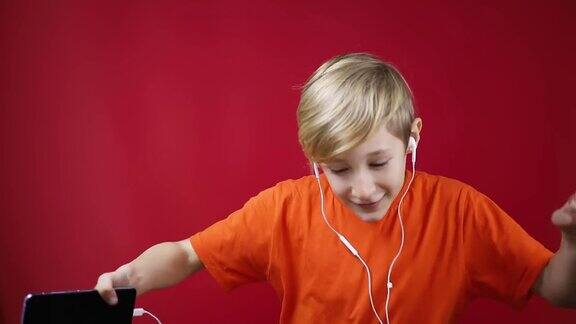 戴着耳机的男孩一边听音乐一边用手机射击