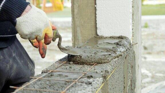 建筑工人在建筑工地建造砖墙