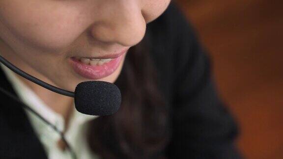 特写客户支持人员的嘴与呼叫中心耳机