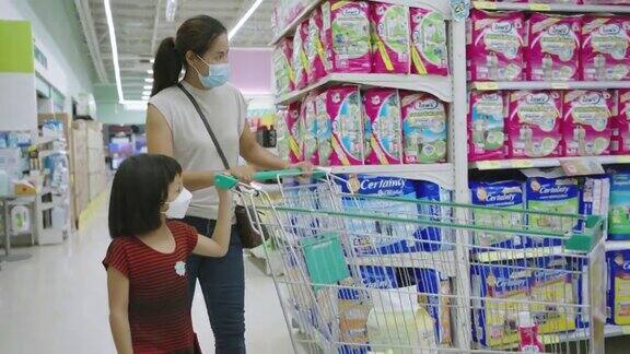 亚洲妇女和女儿在超市购物