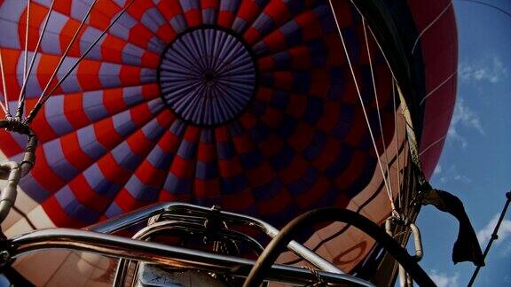 热空气燃烧到气球在飞行途中