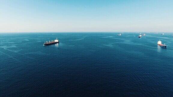 在伊斯坦布尔马尔马拉海上空的货船被空中拍摄