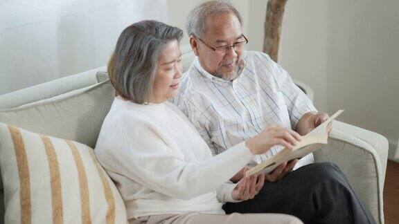 老夫妇读了一本书幸福地退休在家