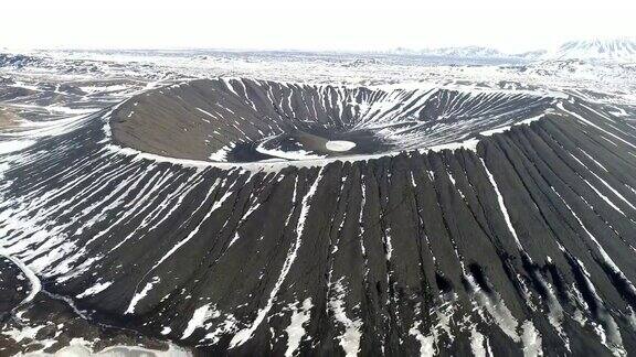 鸟瞰图的Hverfjall火山口Myvatn冰岛