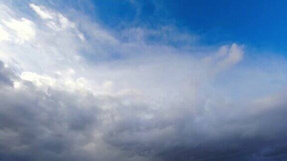 随着时间的流逝蓝天变成了雨云