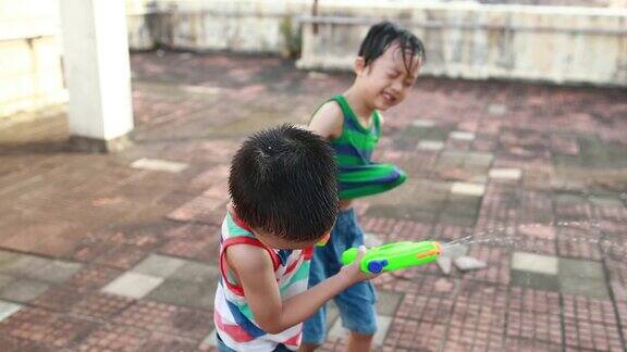 孩子们在玩水枪
