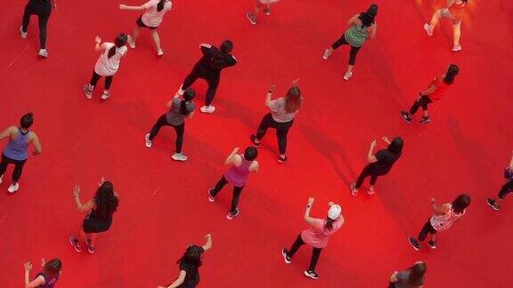 慢动作俯视图一组人在健身课上跳舞