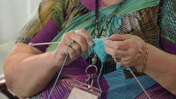 一个女人编织