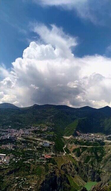 阿尔特文市中心的积雨云形成(Türkiye)