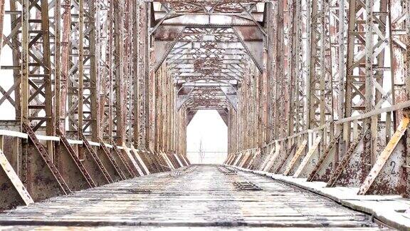 废弃的铁路桥梁老建筑没人没人
