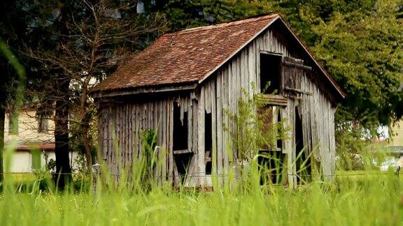 老旧的木制小屋