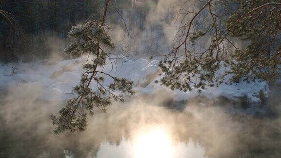 寒冷冬日河上有霜雾