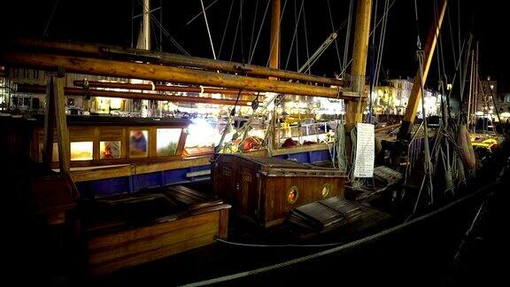 港口停泊的木制渔船全景美丽的城市夜景