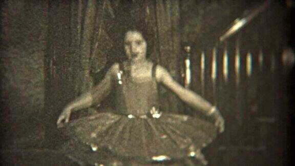 1936年:舞者在室内穿着化装服练习技艺