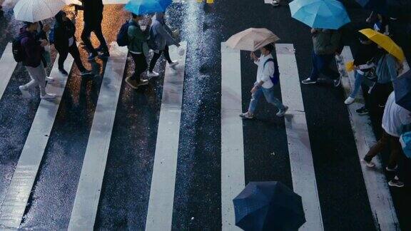 台北台湾-行人过马路在雨天