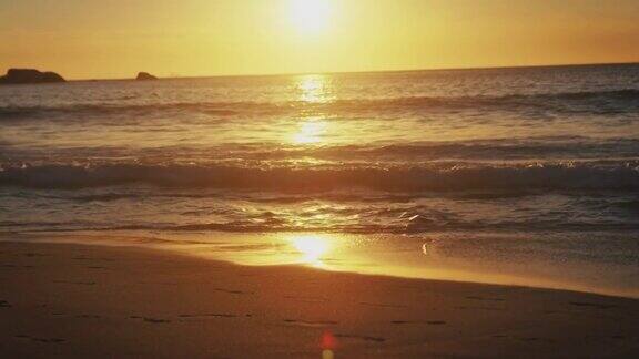 日落时海滩上海浪的美景