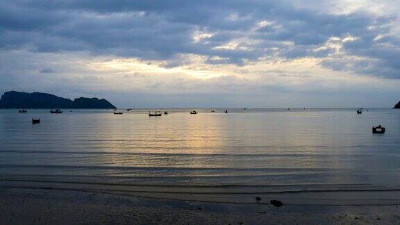 清晨阳光下的海上渔船剪影景观