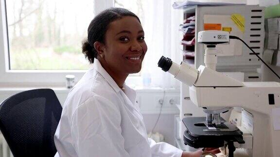 在实验室工作的女性微生物学家
