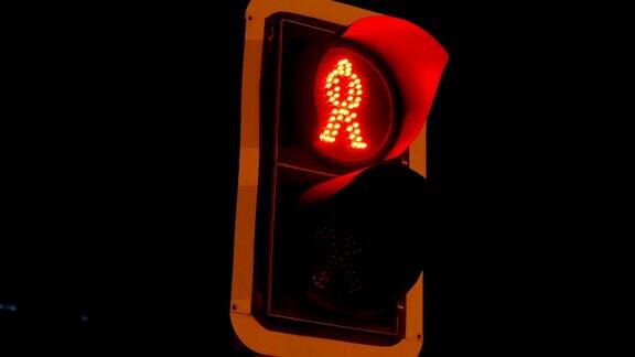 晚上十字路口的交通灯