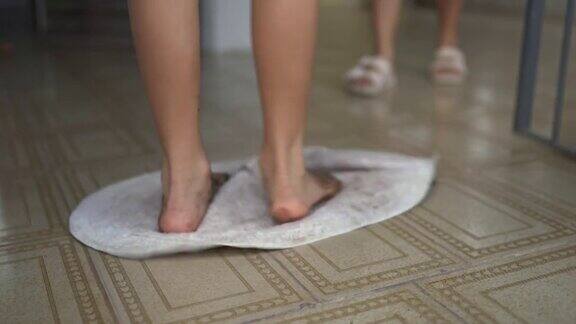 脏脚踩在地毯上