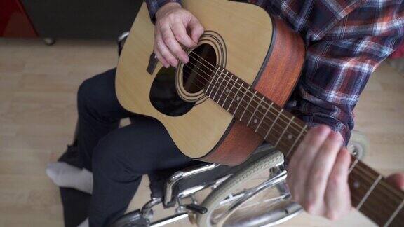 一个残疾人正在弹吉他特写