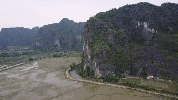 越南宁平的湿地和喀斯特石灰岩山丘