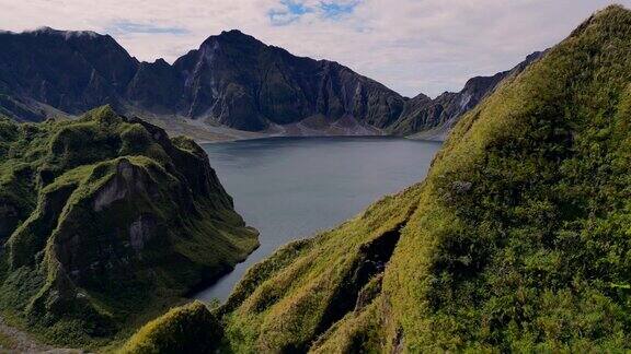 菲律宾皮纳图博山火山口湖的无人机镜头