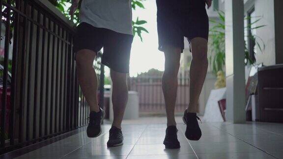 新冠肺炎大流行期间亚洲青年男子在家锻炼