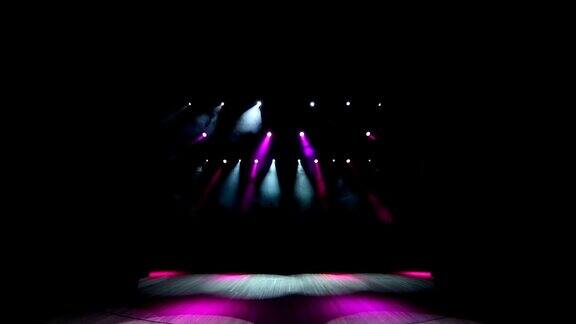 舞台灯光在讲台上闪烁有粉红色聚光灯的剧院的舞台