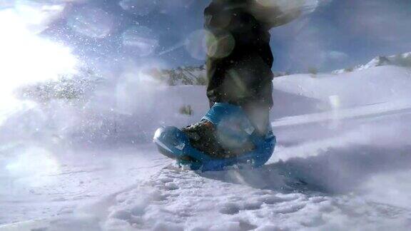 在阳光明媚的冬日里在意大利阿尔卑斯山的斜坡上滑雪