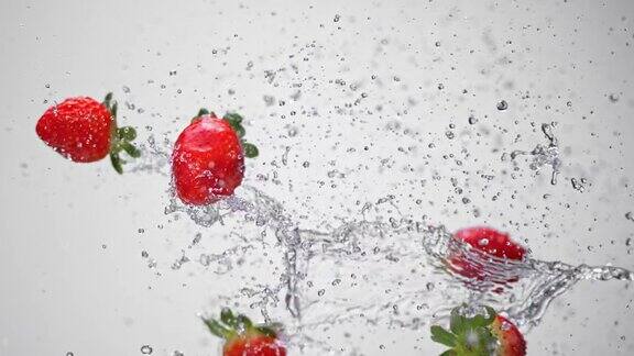 水在空气中溅起草莓