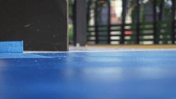 油漆工滚动环氧蓝色油漆混凝土地板
